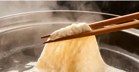 豆乳鍋でのすくい湯葉