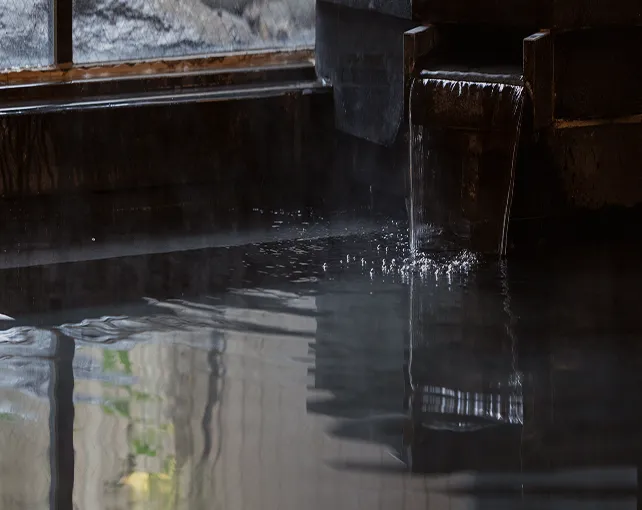 自然光が差し込む岩風呂の露天温泉