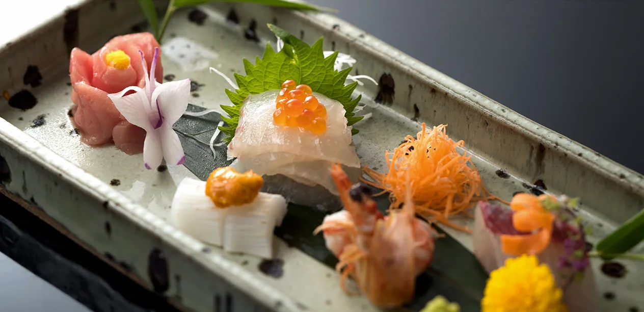 鯛や海老、ウニなどを盛り付けた刺身の一皿