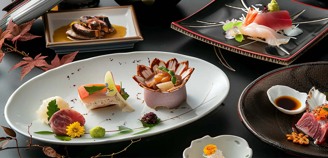 前菜、刺身、焼き物を並べた彩り豊かな会席料理