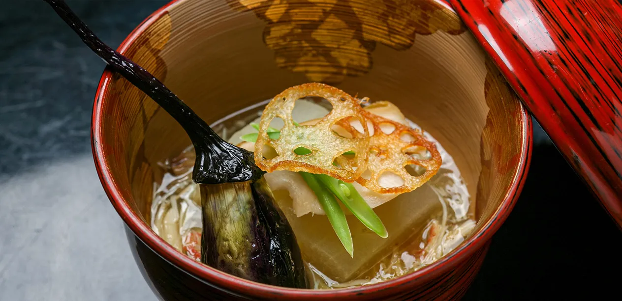 蓋付き椀に盛られた冬瓜と木の芽の吸い物