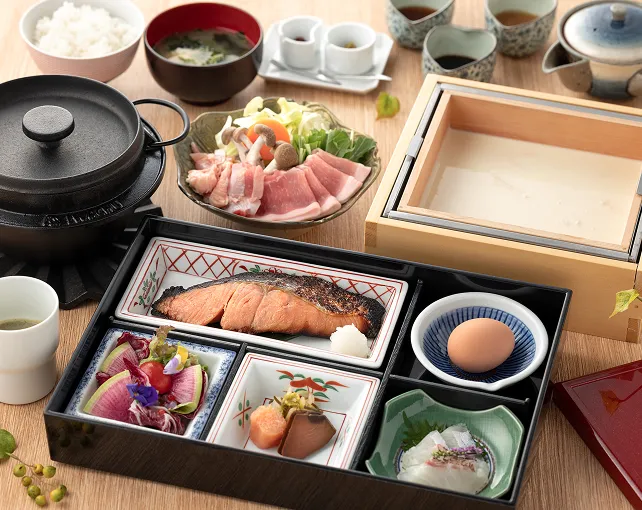 蓋付き椀に盛られた冬瓜と木の芽の吸い物