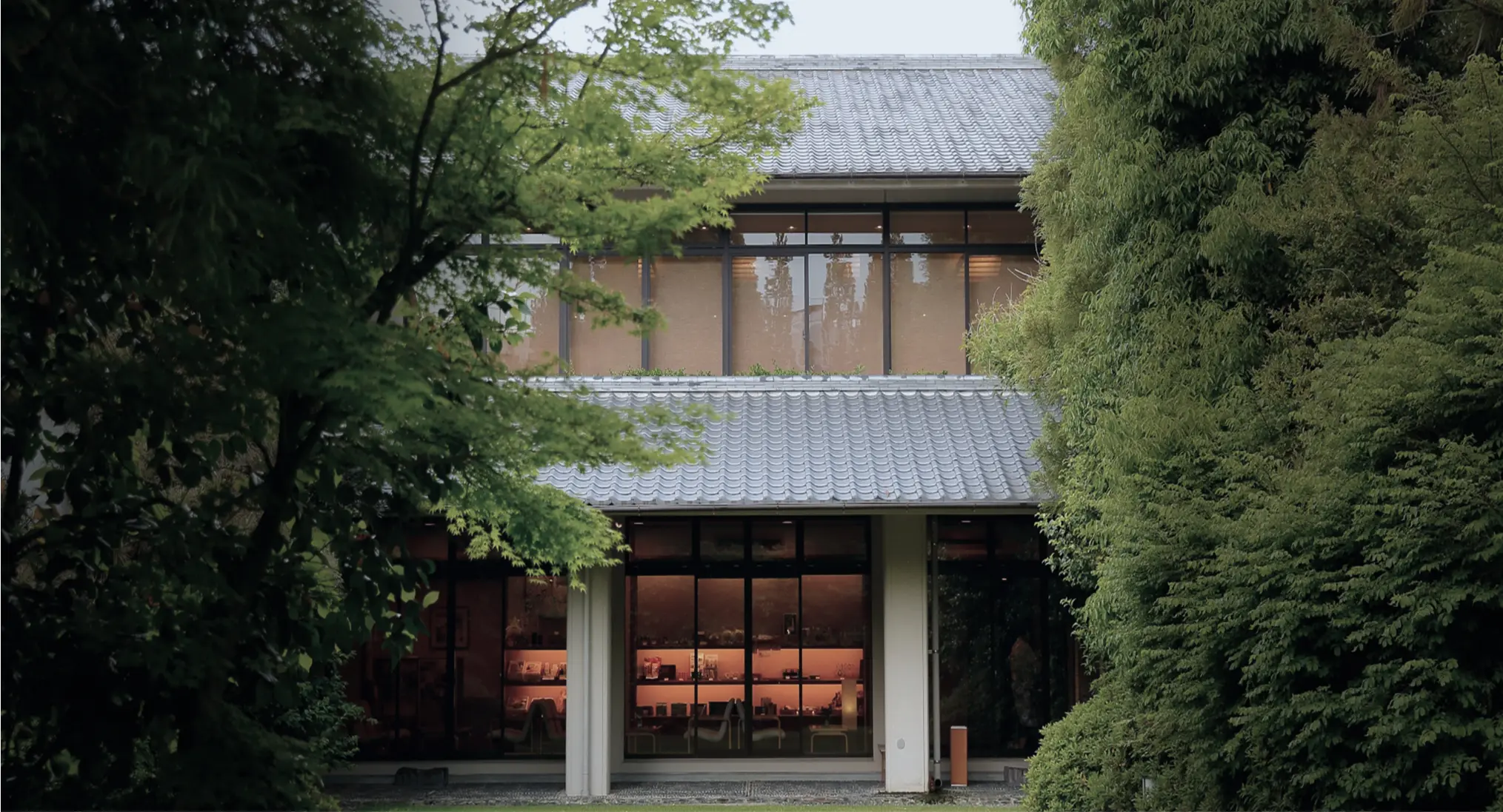 旅館の外観と緑に囲まれた施設外観