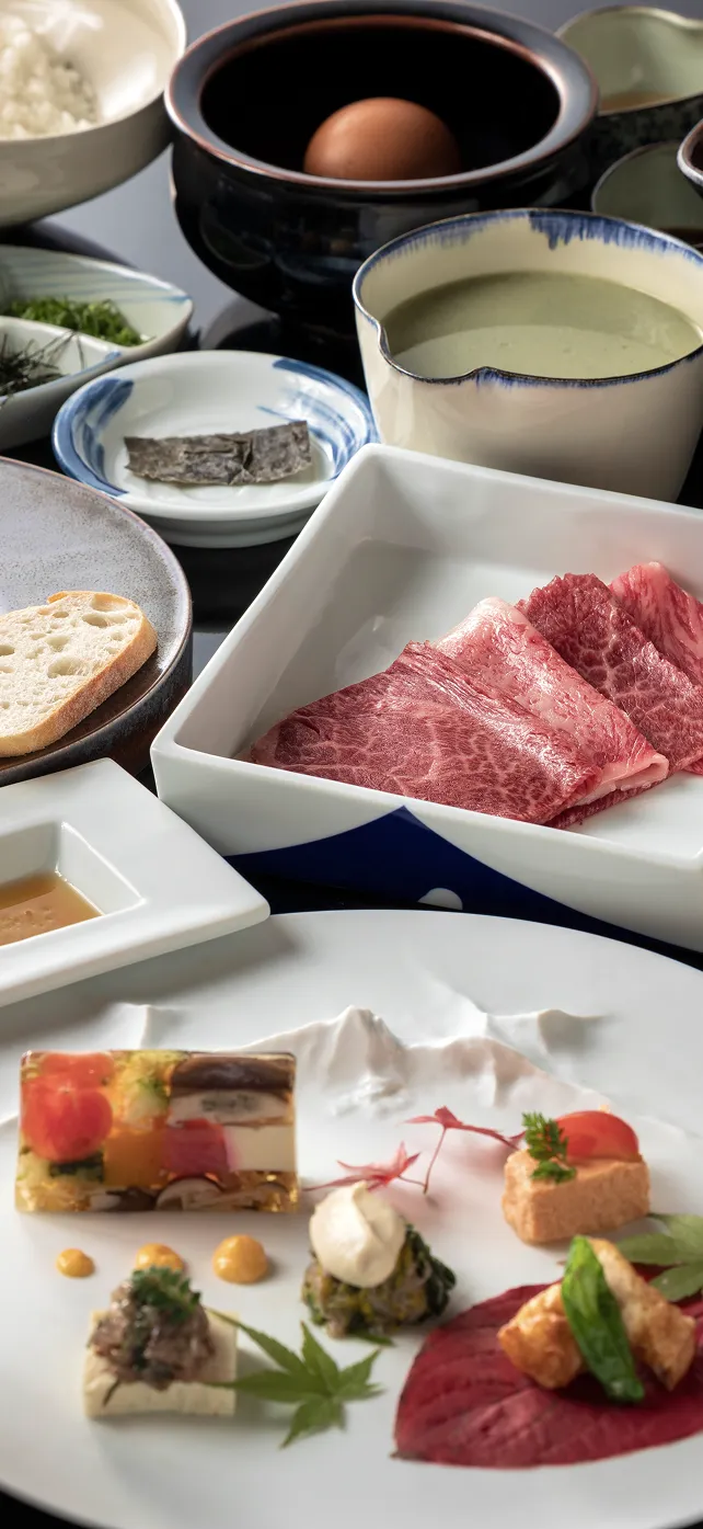 テーブル上に多様な料理が美しく配置されています