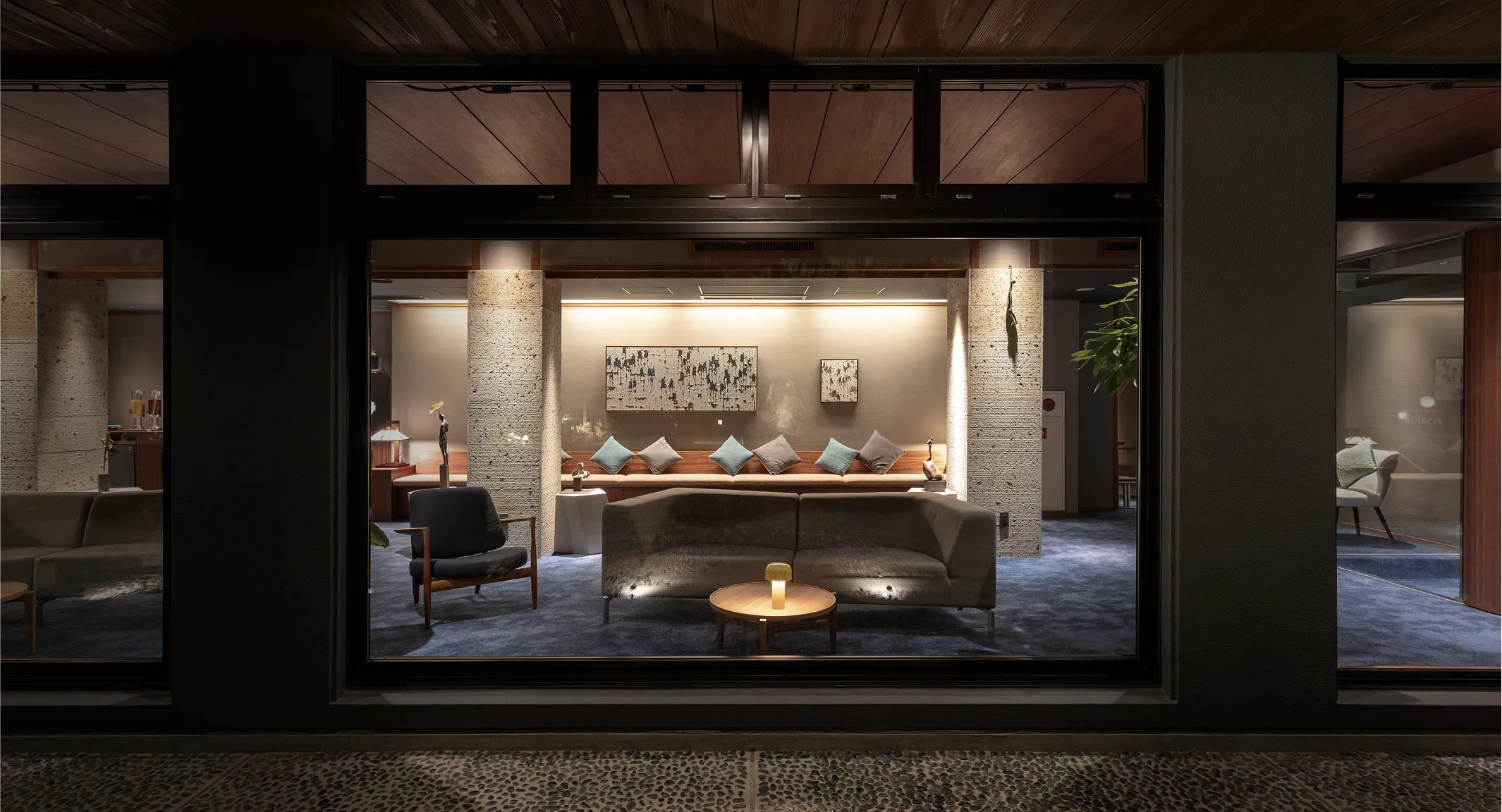 ソファとテーブルが置かれたリビングルームの様子