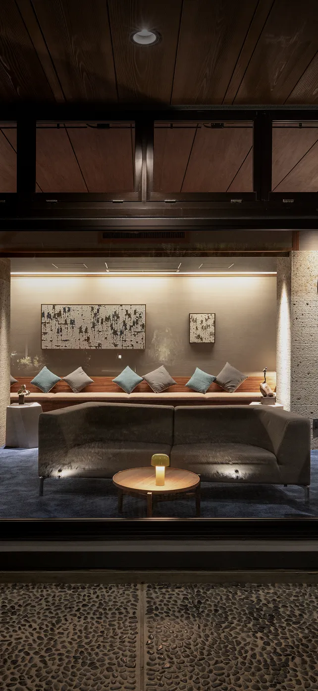 ソファとテーブルが置かれたリビングルームの様子