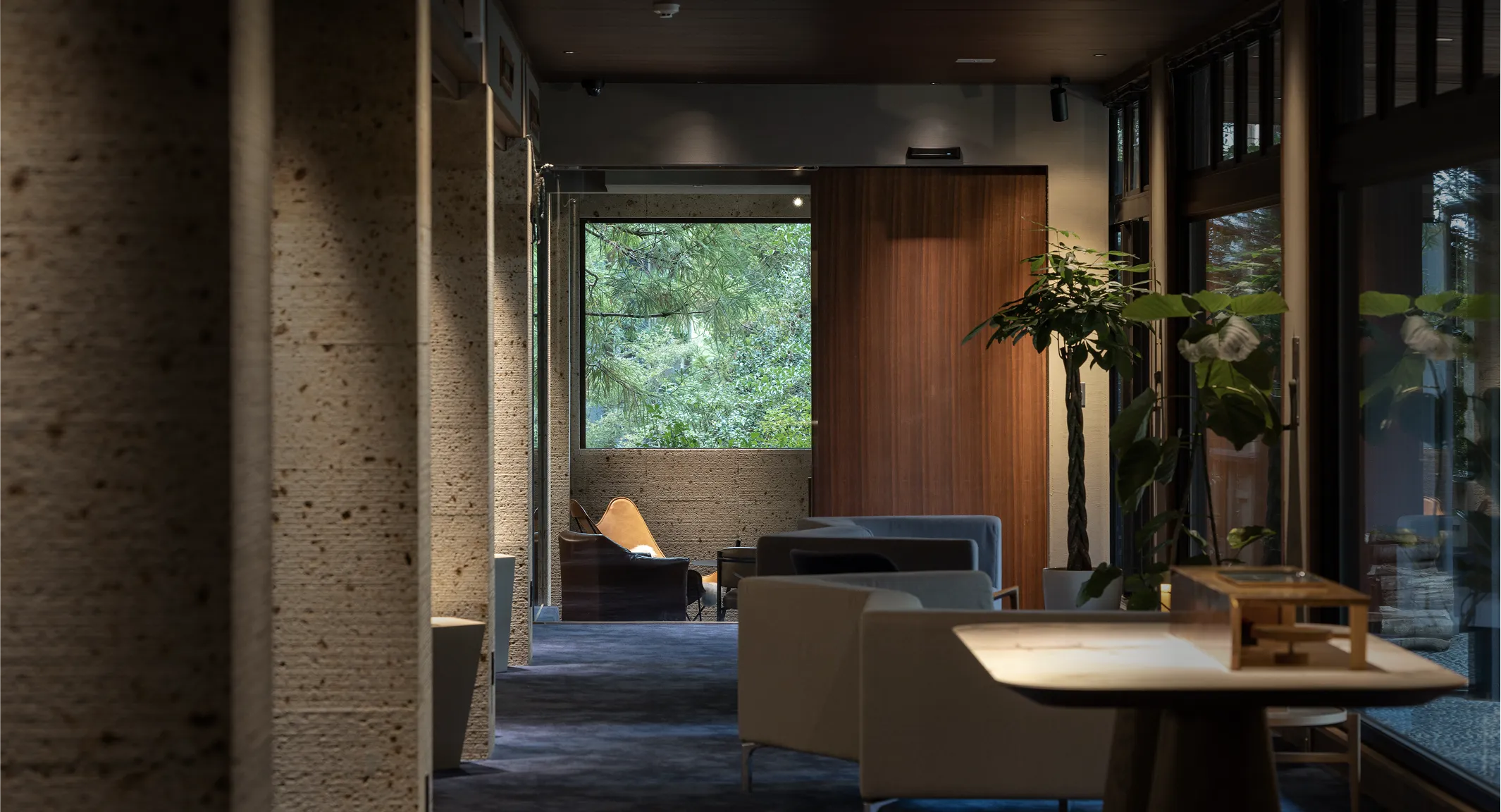 大きな窓が特徴のホテルロビー、開放感のあるデザイン