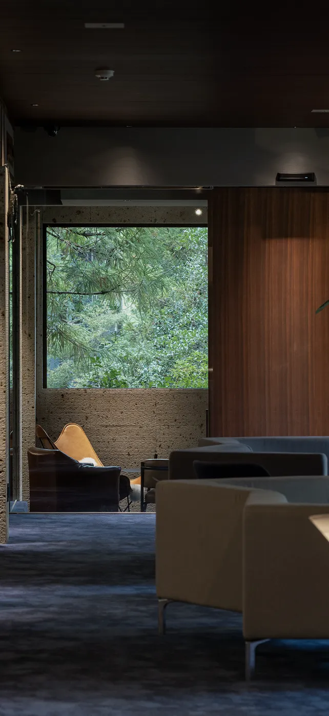 大きな窓が特徴のホテルロビー、開放感のあるデザイン